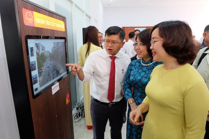 Các đại biểu tìm hiểu các dịch vụ được cung cấp tại UBND quận 1