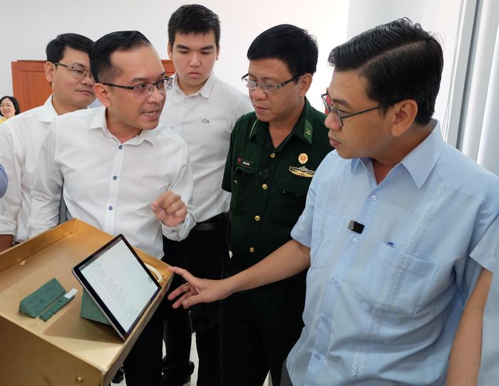 Các đại biểu trải nghiệm "Dịch vụ định danh công dân điện tử" tại UBND quận 1