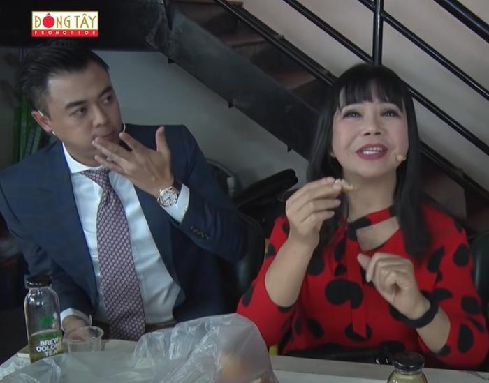 Các nghệ sĩ dành lời khen cho món ăn của NSND Hồng Vân.
