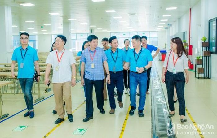 LĐLĐ tỉnh tham quan nhà ăn công ty. Ảnh: CTV