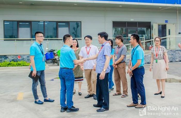 Liên đoàn Lao động tỉnh Nghệ An làm việc với Công ty TNHH LUXSHARE - ICT. Ảnh: CTV