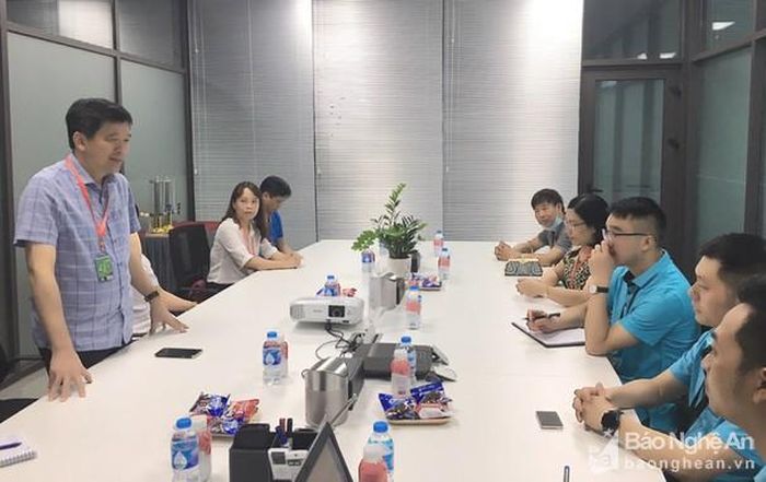 Chủ tịch LĐLĐ tỉnh Kha Văn Tám chia sẻ tại buổi làm việc. Ảnh: CTV