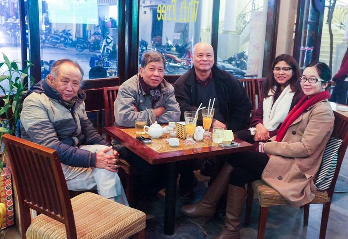 Nhà văn Nguyễn Huy Thiệp (thứ 2 từ trái qua) và nhà thơ Nguyễn Bảo Sinh (bìa trái) cùng bạn văn chương tại Cà phê Nhân, phố Hàng Hành - Ảnh: Đ.N.T