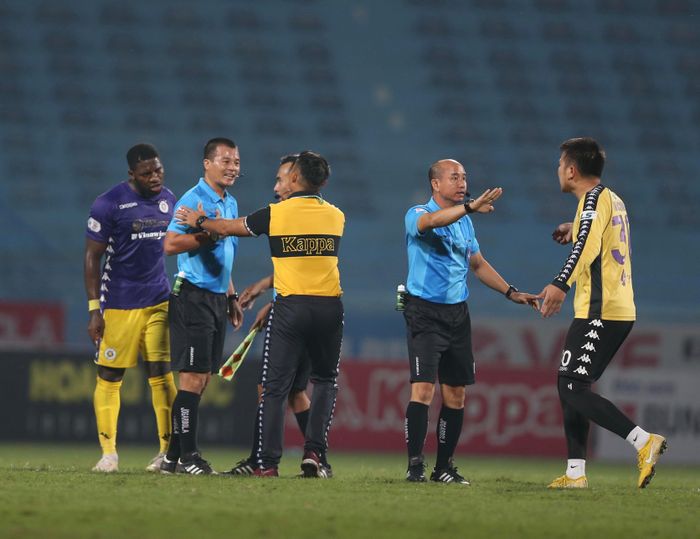 Không hiếm trọng tài xử lý tình huống không chuẩn xác ở V-League.
