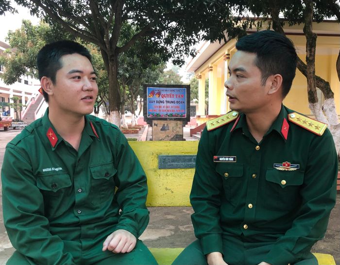Cán bộ đơn vị trò chuyện cùng chiến sĩ Khương Xuân Quỳnh.