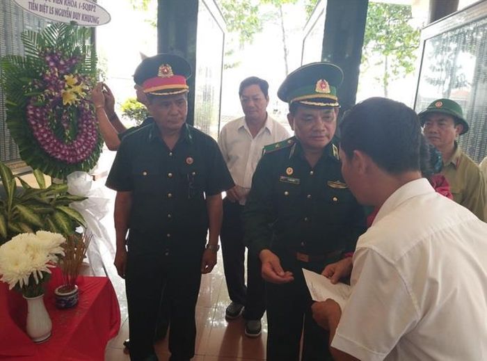 Đại diện Ban Liên lạc Truyền thống BĐBP tại thành phố Hồ Chí Minh thăm hỏi, tặng quà gia đình liệt sĩ Nguyễn Duy Khương. Ảnh: Hồng Thái