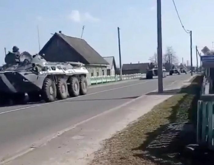 “Lukashenko cũng đang di chuyển quân đội Belarus về phía biên giới Ukraine (ở đây cách biên giới Rivne Oblast 60 km về phía bắc),” ông nói trên Twitter .