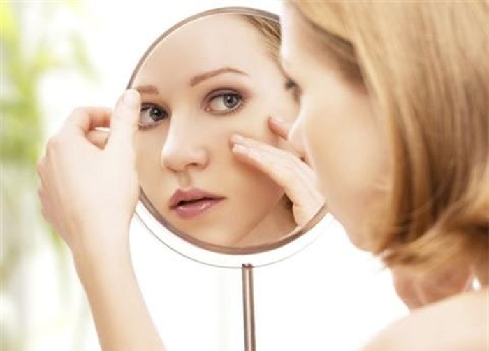 Nhẹ nhàng, khéo léo lấy mụn đầu đen không làm da bị tổn thương.