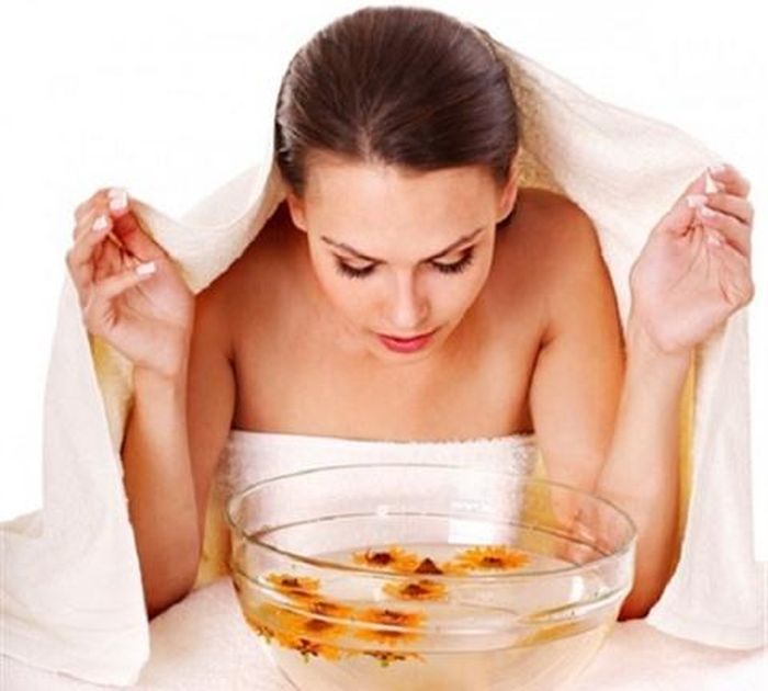 Xông hơi bằng nước ấm để làm mềm mụn đầu đen và tế bào da chết trên bề mặt da.
