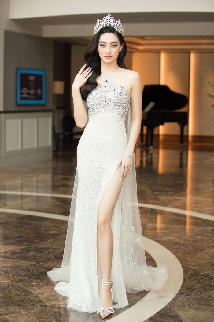 Quyền lực chẳng kém là sự xuất hiện của Lương Thùy Linh. Người đẹp chọn chiếc đầm thướt tha hơn nhưng giật spotlight tuyệt đối là đôi chân dài nhất Việt Nam.