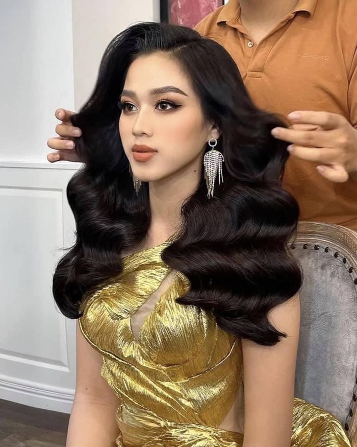Tuy nhiên, vốn là hoa hậu nên tông trang điểm đất cũng chẳng thể làm khó được Đỗ Thị Hà. Cô nàng chưa thực hiện trang điểm sắc nét với son đất nhiều âu một phần cũng còn phải phụ thuộc với váy áo nữa.
