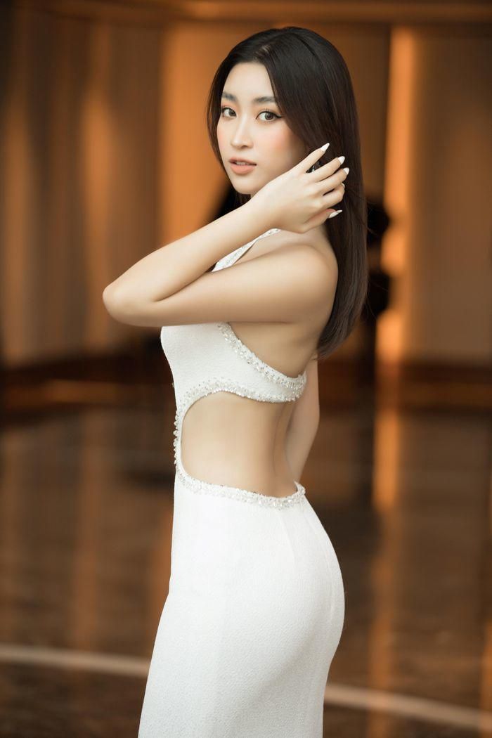 Đỗ Mỹ Linh cũng hút sóng chẳng kém cô em thân thiết khi chọn một chiếc đầm khoét khoe trọn vòng eo và thắt đáy lưng ong. Diện một bộ trang phục quá đỗi gợi cảm như thế này, Hoa hậu Việt Nam 2016 cũng chọn cho mình màu son cam đất rất Tây. Có điều người đẹp 1996 đã tút tát nhẹ nhàng hơn Tiểu Vy.