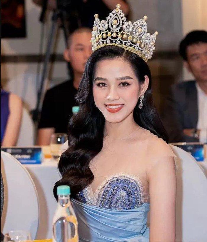 Ở những hình ảnh chưa qua chỉnh sửa, có thể thấy người đẹp xứ Thanh chọn cho mình màu son đỏ cam, bóng nhẹ, má cam hồng và gắn mi giả. Thực tế, layout make up này hoàn toàn hợp với chiếc đầm xanh dương bằng lụa bóng mà cô đang chọn. Tuy nhiên, tổng thể thật sự rất an toàn và không có gì đặc sắc.