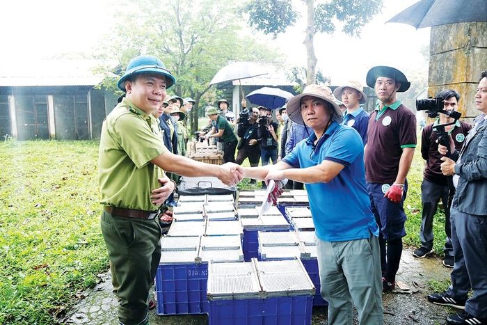Đại diện VQG Cúc Phương tiếp nhận động vật hoang dã