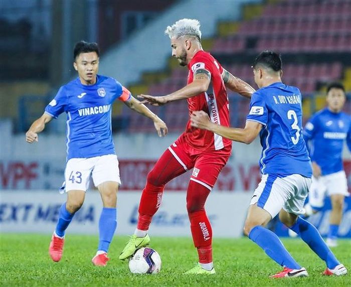 Diego Silva (áo đỏ) là ngoại binh duy nhất có thể ra sân cho Hải Phòng. 