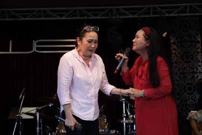  Ngân Quỳnh cũng tham gia show diễn của chị gái. Tại buổi tập, nữ diễn viên không ít lần bị quên bài. Trong khi đó, Thanh Hằng kiên nhẫn chỉnh sửa từng câu chữ, nhịp phách cho em gái. 