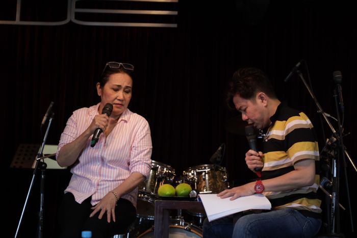  Thanh Hằng tâm sự chị đã ấp ủ show diễn từ 5 năm trước nhưng không dám thực hiện vì sợ làm phiền đồng nghiệp. Khi ấy, được Hoài Linh thúc giục, chị cũng chưa đủ can đảm. "Gần đây, Gia Bảo gặp tôi và nhắc lại mơ ước năm nào của mình, tôi cảm thấy có động lực. Tôi chợt nghĩ nếu không làm bây giờ thì có lẽ sau này khó thực hiện được. Tôi tự tin hơn khi ngỏ lời với Hoài Linh, Thanh Ngân, mọi người đều ủng hộ", nữ nghệ sĩ chia sẻ. 