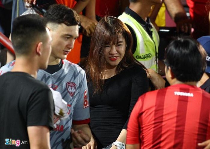  Đến tận gần một năm sau, trước thềm giải King's Cup vào giữa năm 2019, lần đầu tiên Văn Lâm, Yến Xuân mới được bắt gặp công khai xuất hiện bên nhau trong một khung hình. Khi đó, nữ PT sang Thái Lan cổ vũ bạn trai thi đấu. Ảnh: Quang Thịnh. 