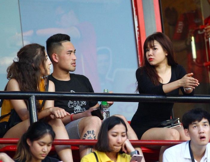  Đã 4 năm bên nhau song phần lớn thời gian Văn Lâm - Yến Xuân phải yêu xa. Trong khi nữ PT chủ yếu làm việc và sinh sống tại TP.HCM, thủ thành sinh năm 1993 thi đấu ở nước ngoài. Sau thời gian đầu quân cho CLB Muangthong United (Thái Lan), ngày 3/4, Văn Lâm tới Nhật Bản gặp gỡ các đồng đội mới tại CLB Cerezo Osaka. Dù vậy, đôi trẻ luôn biết cách duy trì tình cảm dành cho nhau, điển hình là việc Yến Xuân thường sang nước ngoài thăm, cổ vũ bạn trai thi đấu. Ảnh: Quang Thịnh. 