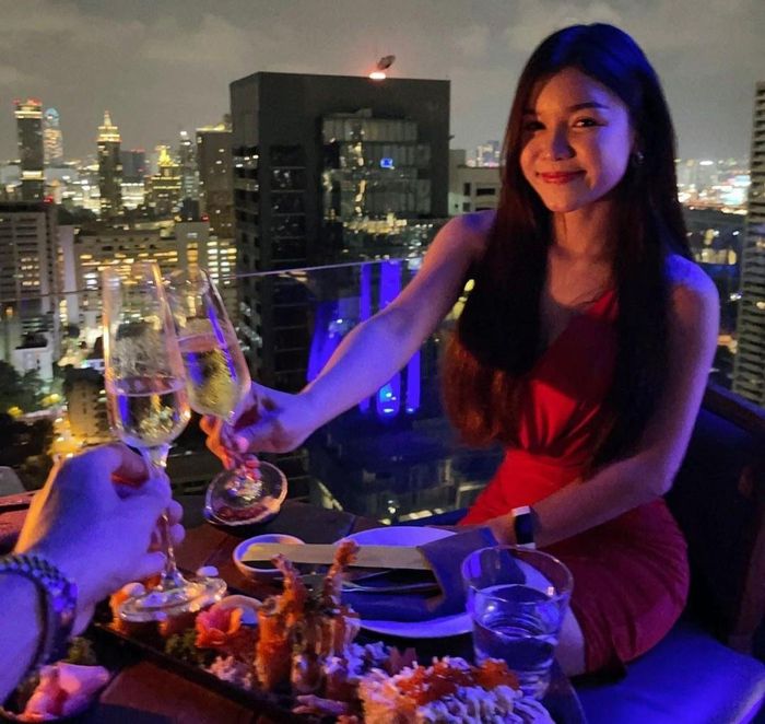 Yến Xuân vừa cùng Văn Lâm trở về Việt Nam sau thời gian cô sang Thái Lan thăm nam thủ thành kẹt lại do dịch bệnh. Đôi trẻ cũng cùng nhau đón năm mới trên đất Thái, chia sẻ nhiều hình ảnh tình cảm. 4 năm bên nhau, cặp cầu thủ - WAGs luôn được xem là một trong những mối tình kín tiếng, lâu bền trong làng bóng đá Việt Nam. 