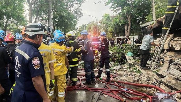  Các lực lượng chức năng vẫn chưa tìm được phương án đưa năm người khác bị mắc kẹt trong đống đổ nát ra ngoài an toàn. Ảnh: AFP. 