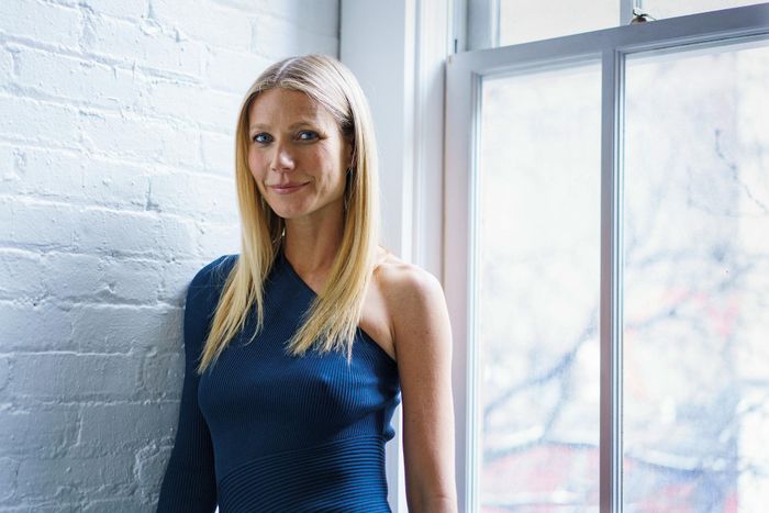  Chuốt mascara là bước quan trọng đối với Gwyneth Paltrow. Nó giúp đôi mắt của cô thêm sắc sảo, ấn tượng. Nữ diễn viên nhận định sản phẩm chăm sóc da cô yêu thích nhất là son dưỡng. Gwyneth Paltrow sử dụng nó mỗi ngày. Diễn viên 48 tuổi ưu tiên son dưỡng mỏng nhẹ, không tạo cảm giác dày môi. Các bước trang điểm của cô kết thúc với son bóng. Ảnh: Nytimes. 