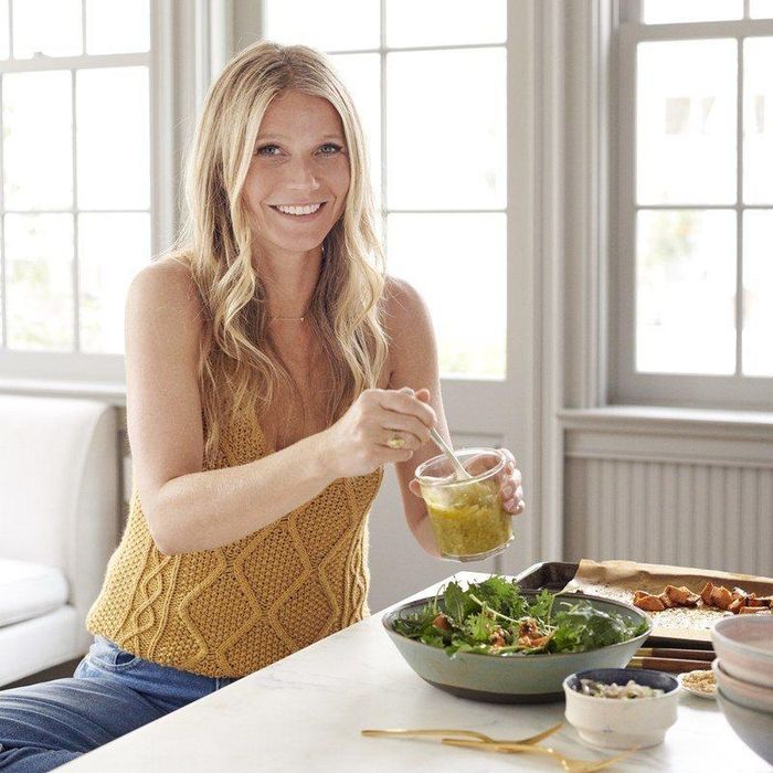  Gwyneth Paltrow bắt đầu ngày mới với ly sinh tố có thành phần bổ sung protein và buổi thiền. Thói quen này giúp cô cung cấp đủ dưỡng chất cho cơ thể nhưng vẫn tiết kiệm thời gian. "Tôi tin rằng vẻ đẹp và sức khỏe có mối liên hệ chặt chẽ với nhau", nữ diễn viên nói. Ảnh: Vogue. 