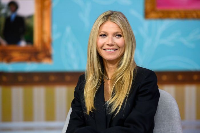  Các bước trang điểm của Gwyneth Paltrow không quá phức tạp. Để giữ vẻ ngoài luôn tươi sáng, cô thường dùng thêm má hồng dạng thỏi. Ảnh: CNBC. 