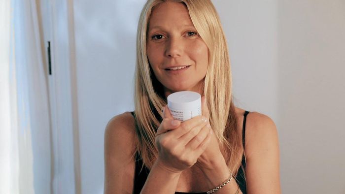  Nữ diễn viên sử dụng dưỡng ẩm của Weleda Skin Food để có làn da căng bóng. Sau bước này, Gwyneth Paltrow sẽ thoa thêm kem chống nắng có chỉ số SPF 30. Ảnh: Otosection. 