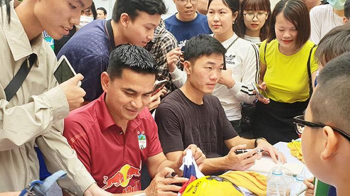 "Zico Thái" cùng Xuân Trường tranh thủ ký tặng CĐV. Ảnh: QT