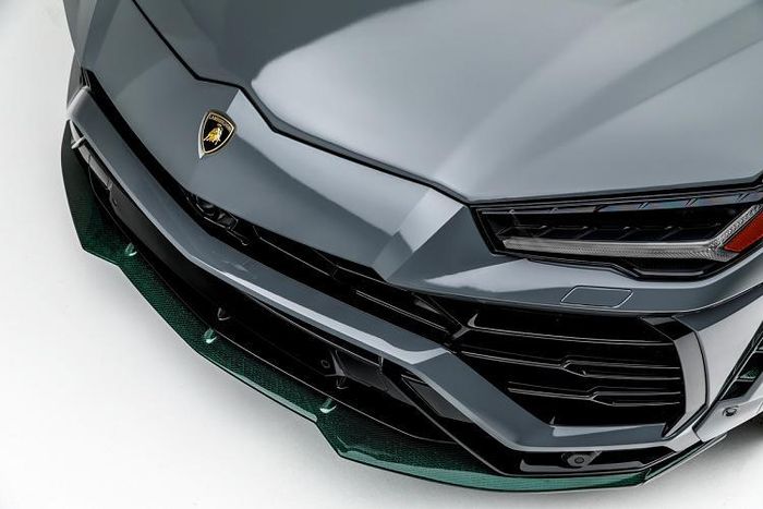 Nội thất của chiếc Urus này cũng sử dụng vật liệu carbon ở nhiều nơi như táp-lô, bảng điều khiển trung tâm, vô-lăng… Trần xe được RFS Motorsports độ theo phong cách “bầu trời sao” của Rolls-Royce với màu sắc xanh lá.
