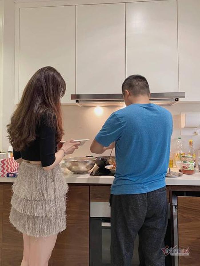 Ông xã cô cũng là người thích nấu nướng. Các dịp kỷ niệm, anh thường vào bếp trổ tài, chế biến các món vợ con thích ăn. 