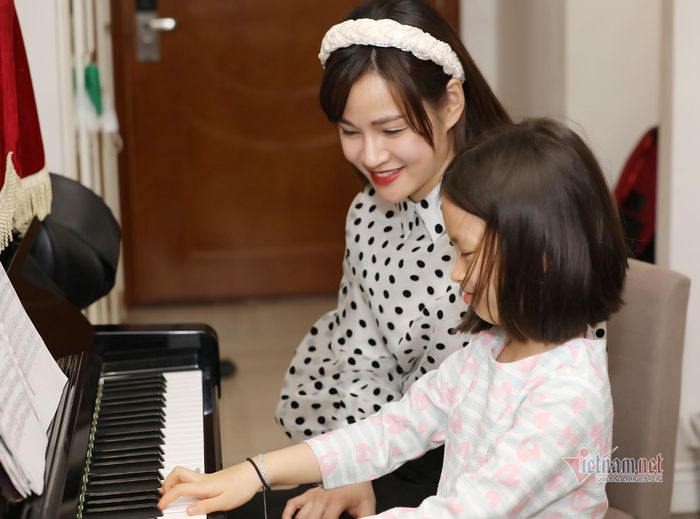 MC Thu Hương dành nhiều thời gian cùng con học đàn và thưởng thức những bản nhạc cô bé mới học. Khả năng ngoại ngữ khá tốt nên ở nhà, bên cạnh giao tiếp bằng tiếng Việt, Thu Hương trò chuyện bằng tiếng Anh với con. Vì thế, hai bé nhà Thu Hương giao tiếp bằng ngoại ngữ rất trôi chảy. 