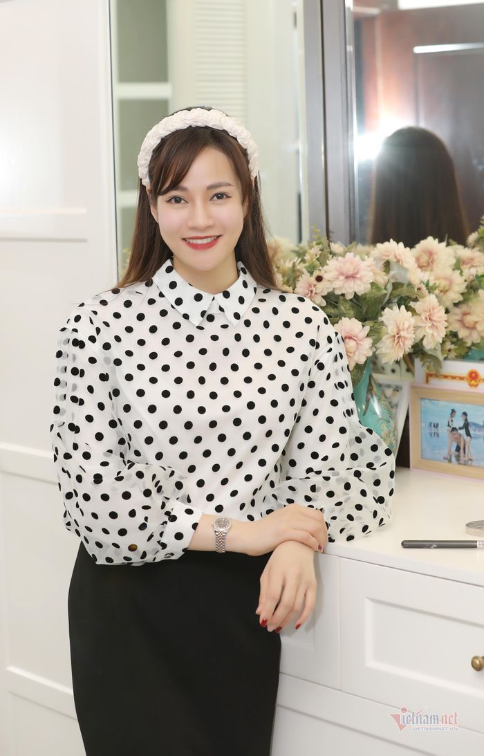 Bàn trang điểm màu trắng, thiết kế nhiều hộc, giúp cô sắp xếp đồ đạc được ngăn nắp hơn. 