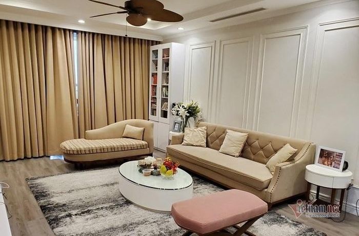 Phòng khách rộng rãi, thiết kế với gam màu trắng, hồng và be. 
