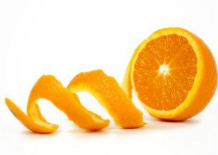 Dùng vỏ cam chà răng khoảng hai lần một ngày, bạn có thể thấy kết quả tuyệt vời chỉ trong vài tuần.