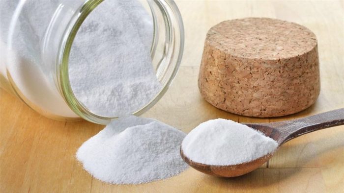 Một trong những cách dễ nhất để làm trắng răng tại nhà là dùng baking soda. Đơn giản là chỉ cần thêm baking soda vào kem đánh răng hai hoặc ba lần một tuần.