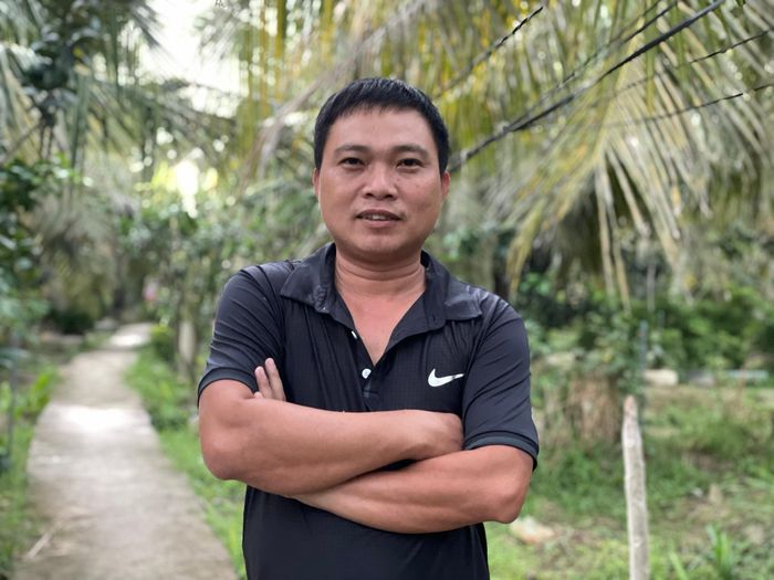  Anh Đặng Minh Bé (Trà Vinh), chủ một mô hình trồng dừa sáp chống chịu mặn, thích ứng biến đổi khí hậu nhưng cho hiệu quả kinh tế cao. Ảnh: HC. 