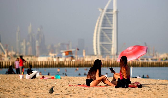  Đám đông tắm nắng ở Dubai vào tháng 7/2020. Ảnh: Karim Sahib/AFP. 
