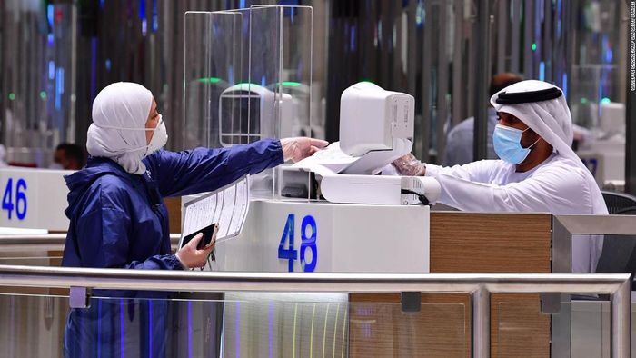  Tất cả hành khách đến sân bay quốc tế Dubai phải xuất trình kết quả xét nghiệm PCR âm tính với virus SARS-CoV-2. Ảnh: Giuseppe Cacace/AFP. 