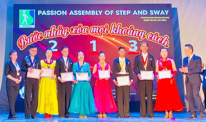 Ban tổ chức trao giải cho các thí sinh có các tiết mục trình diễn ấn tượng