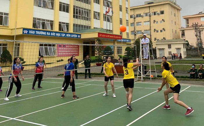Trận đấu bóng chuyền hơi giữa Hội phụ nữ khối cơ quan gặp Hội phụ nữ khoa ngoại ngữ.
