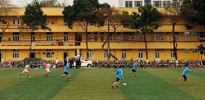 Một pha bóng trong trận đấu giữa Đoàn cơ sở Tiểu đoàn 1 và Đoàn cơ sở Khối cơ quan.