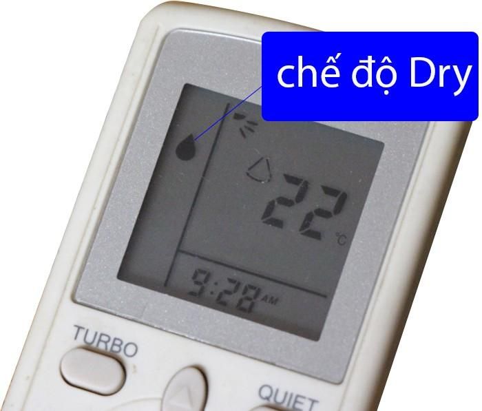 Ngoài ra, trong những ngày độ ẩm cao bạn có thể sử dụng máy điều hòa nhiệt độ, bật chức năng hút ẩm. Theo đó, sau khi bật điều hòa, bạn bấm vào phần Mode, chọn chế độ Dry (chế độ hút ẩm có biểu tượng giọt nước) để làm khô không khí).