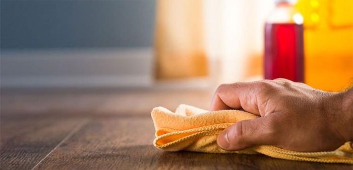 Theo các chuyên gia, việc đầu tiên bạn cần làm là hạn chế sự xâm nhập của hơi ẩm vào nhà bằng cách đóng kín cửa vào những thời điểm trời mù. Thường xuyên dùng khăn khô sạch lau sàn nhà, nhất là những chỗ đọng nước.