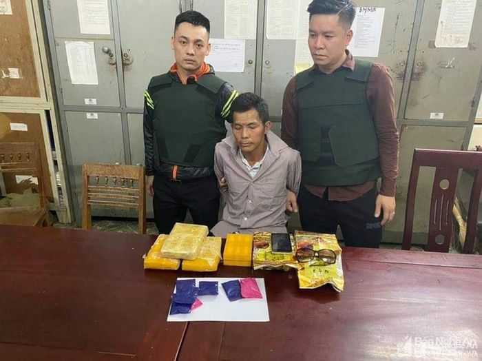 Đối tượng Lầu Bá Xìa và tang vật. Ảnh tư liệu Vũ Thành