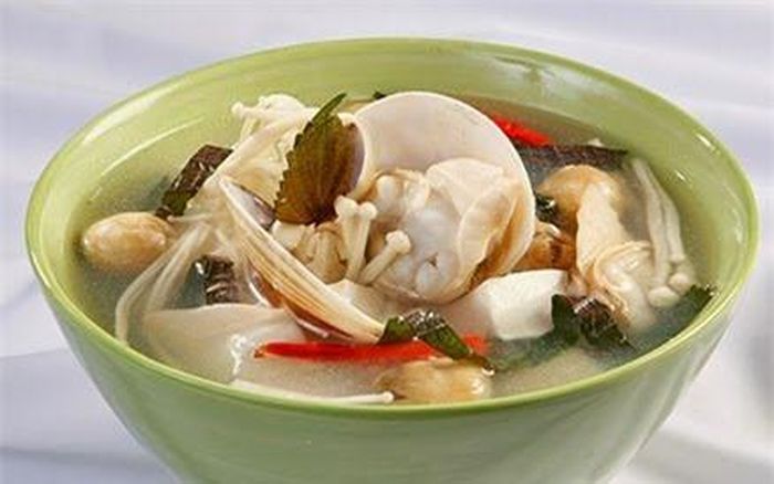 Canh ngao nấu nấm thơm ngon, hấp dẫn trong bữa cơm gia đình.