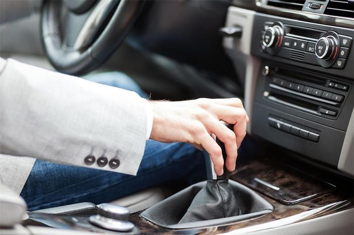 Biết lái xe số sàn.