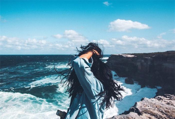 Trò chuyện với chàng.Nếu lỡ cảm nắng chàng rồi, thì cách hay nhất để gây sự chú ý là nói chuyện với họ. Chàng sẽ chẳng biết đến sự tồn tại của bạn, nếu như bạn quá rụt rè, vì thế hãy mạnh dạn bước ra và trò chuyện với họ. Hỏi về dự định cho ngày cuối tuần của người ấy, hoặc ngày hôm nay của người ấy thế nào. Bạn có thể tìm bất cứ đề tài nào cho cuộc nói chuyện của 2 người.
