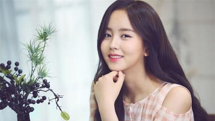 Tự tin. Người tự tin luôn toát ra một sức hút khó cưỡng khiến người xung quanh lập tức bị thu hút. Bất cứ anh chàng nào cũng khao khát có một người phụ nữ tự tin kề vai sát cánh cùng họ trong những quyết định lớn nhỏ của đời người. Lý do là vì người tự tin có thể truyền cảm hứng cực kỳ tốt, khích lệ được những người xung quanh. Vậy nên, nếu ngoại hình bạn không xinh đẹp thì cũng đừng vội vàng buồn bã. Hãy thể hiện sự tự tin thông minh để khiến anh ấy không thể rời mắt khỏi bạn.